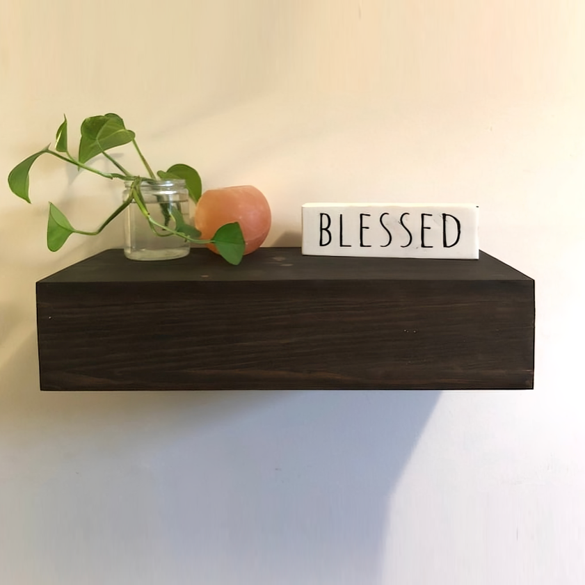 رف مزود بدرج بتصميم خشبي